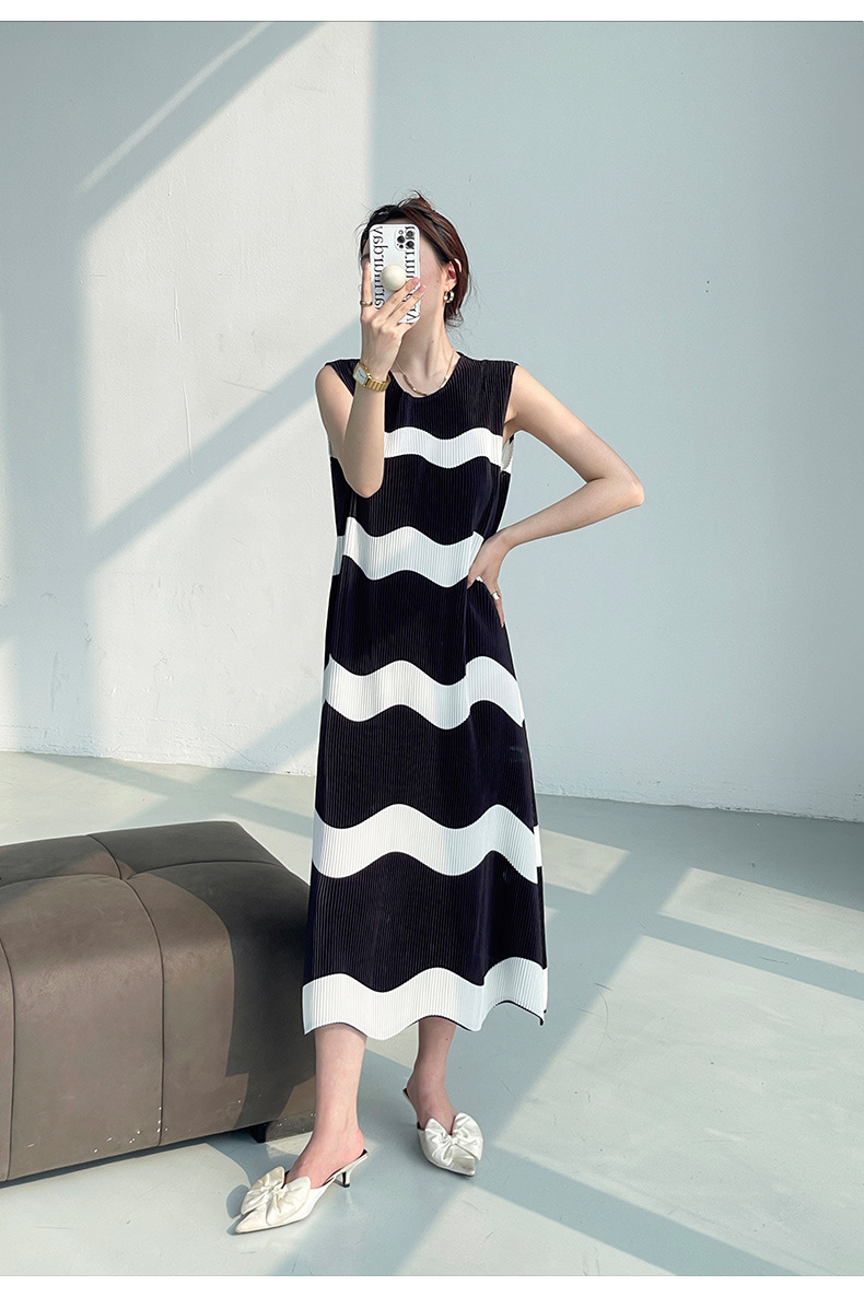 Đầm maxi nữ xếp ly dáng ôm, không tay, họa tiết sọc — Màu đen chi tiết 10