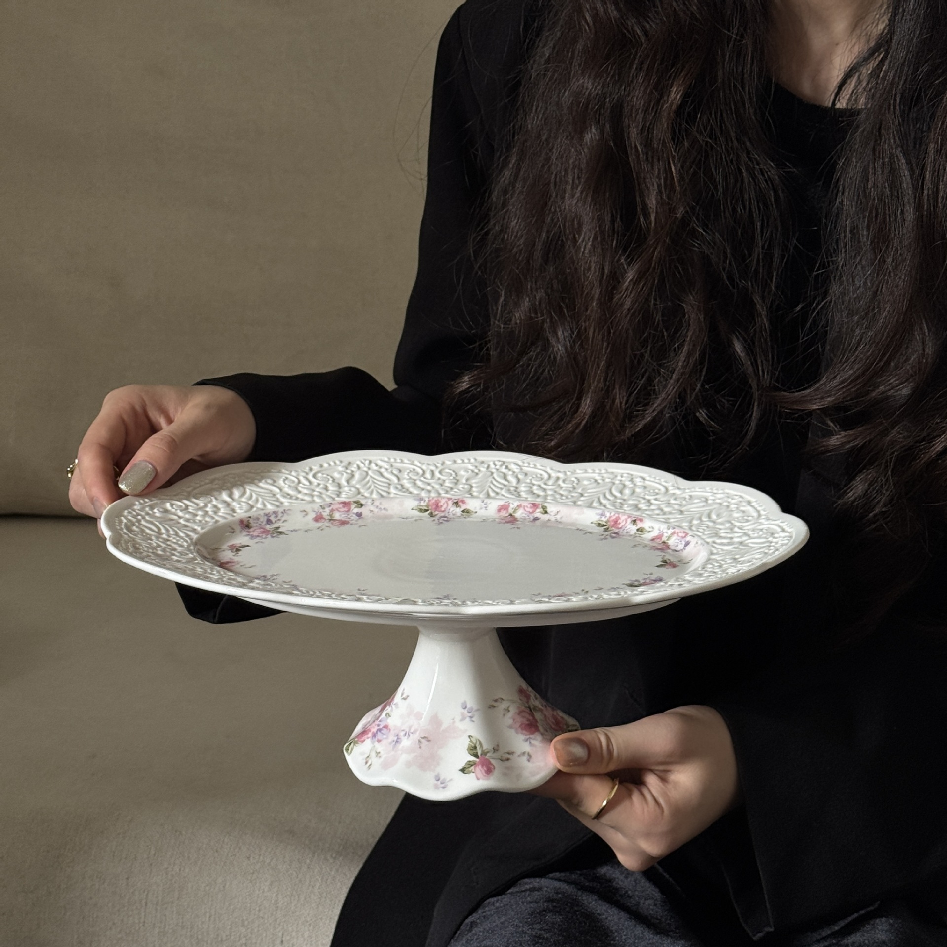 꽃잎과 잎이 있는 타원형의 키가 큰 접시