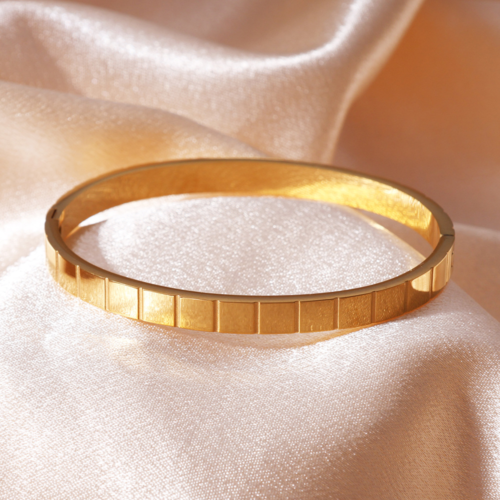 Joyería de venta caliente de comercio exterior simple de borde ancho cuadrado grande estilo ins todo fósforo 18K no se desvanece pulsera de hebilla de mujer