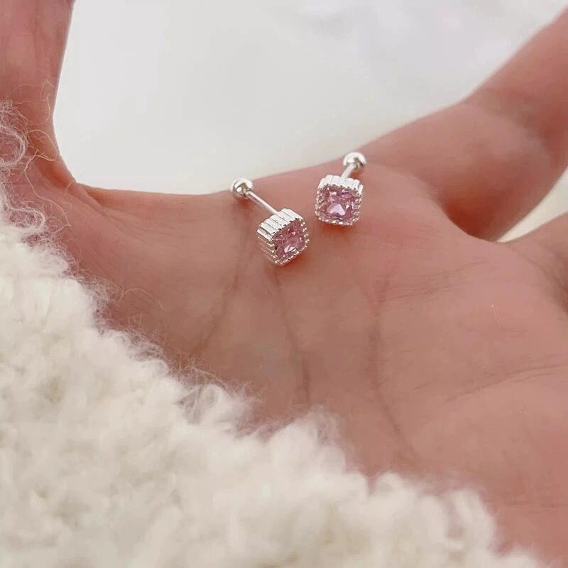 ピンクの小さなスクエアダイヤモンドイヤリング、シンプル、コンパクト、ミニかわいいイヤリング、女性のための新しい甘くて絶妙なイヤリング 2025 新しいスタイル|undefined