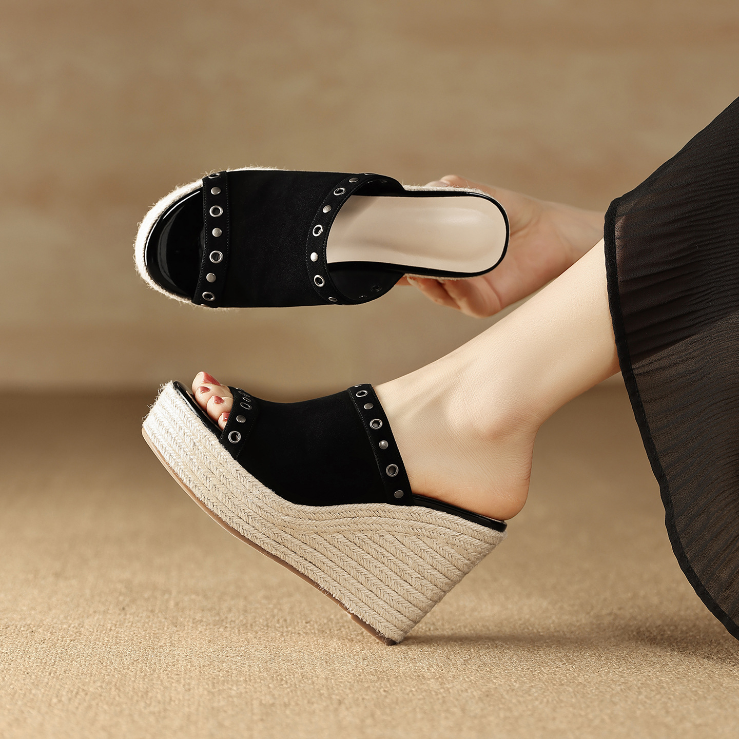 Sandal cao gót nữ hở mũi đế xuồng đan rơm gót 10 cm quai ngang đinh tán — màu nâu, màu đen