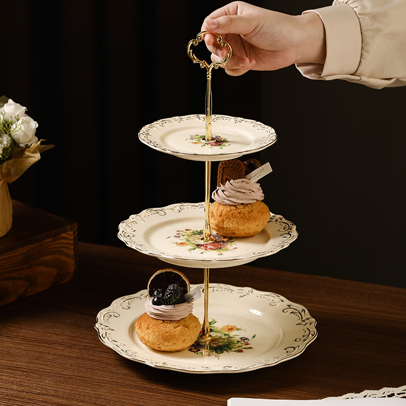 Relieve de la reina rosa europea de lujo ligero plato de pastel de cerámica de tres capas plato de frutas plato de dulces de bocadillos creativo