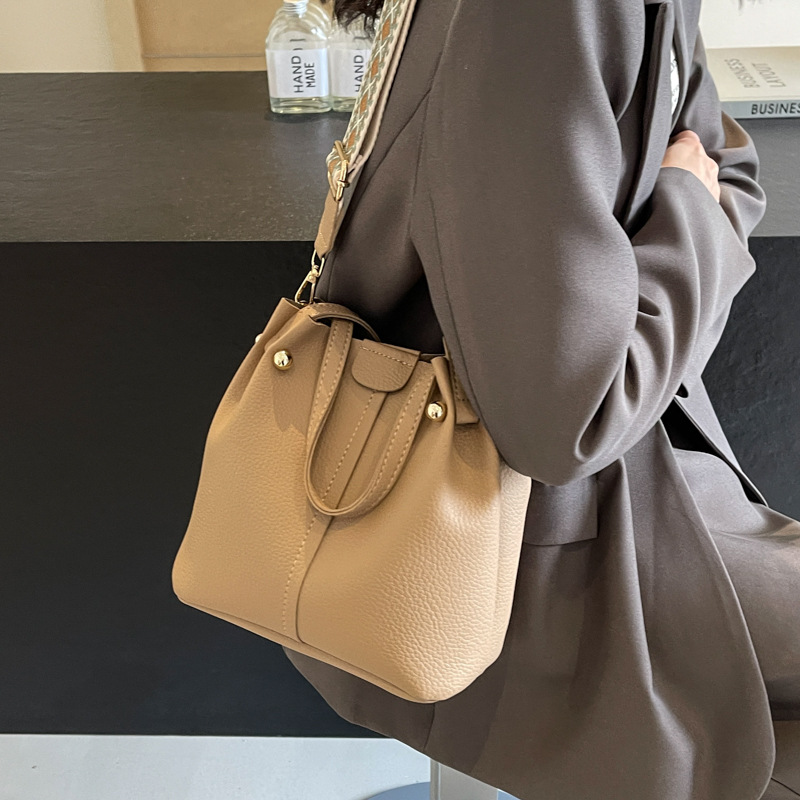 Mayorista retro bolso de cubo portátil para mujeres ventas calientes nuevo retro gran capacidad bolso de hombro simple mochila de viaje