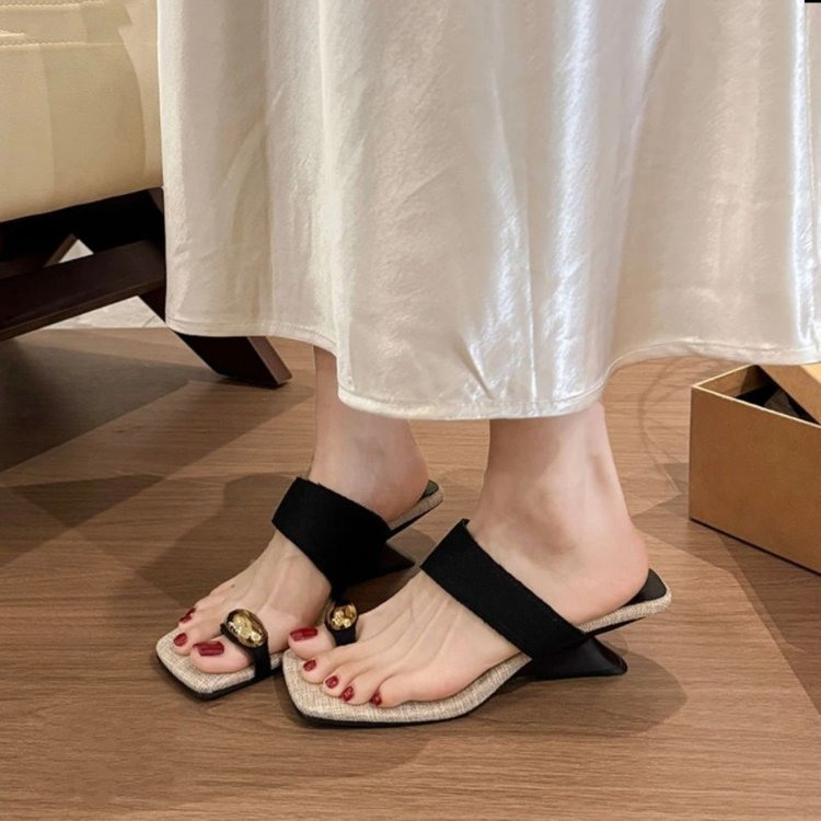 Zapatillas frías de tacón francés 2026 nuevo nicho de verano con falda de cabeza cuadrada zapatillas de mujer