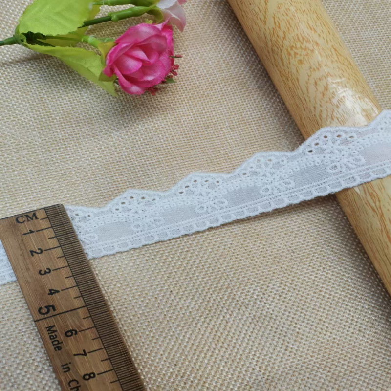 ダブルロックの綿の布のレースの補助材料は透かし彫りの刺繍のレースのファッション的な流行のスカートの服のウェディングドレスの補助材料です。