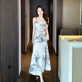 新款2023夏季甜美性感名媛碎花吊带连衣裙蓝色水墨感荡领吊带裙女