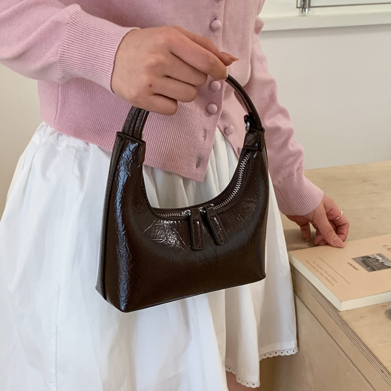 Niche Fashion Glossy Texture Handbag For Women 2025 New Arrival Banquet Small Square Bag Simple Commuter Underarm Bag - Thumbnail 4