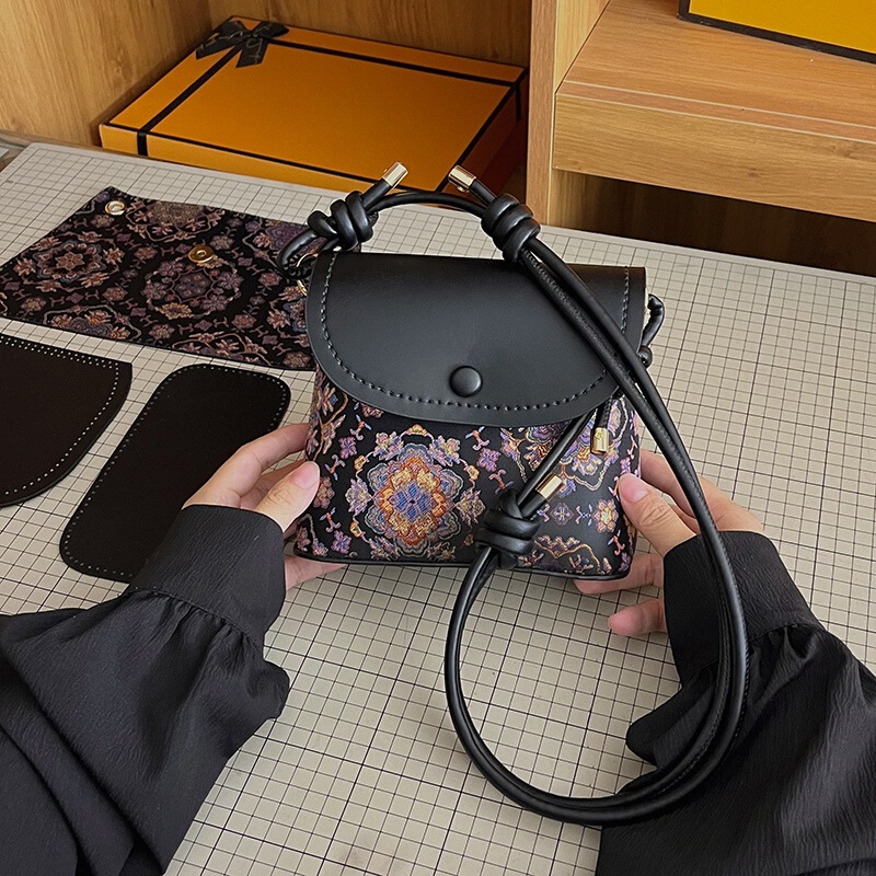 New Chinese-style mobile phone bag, convenient and exquisite women's bag, DIY handmade wax thread sewing material kit, shoulder and crossbody bag New Chinese-style mobile phone bag, convenient and exquisite women's bag, DIY handmade wax thread sewing material kit, shoulder and crossbody bag