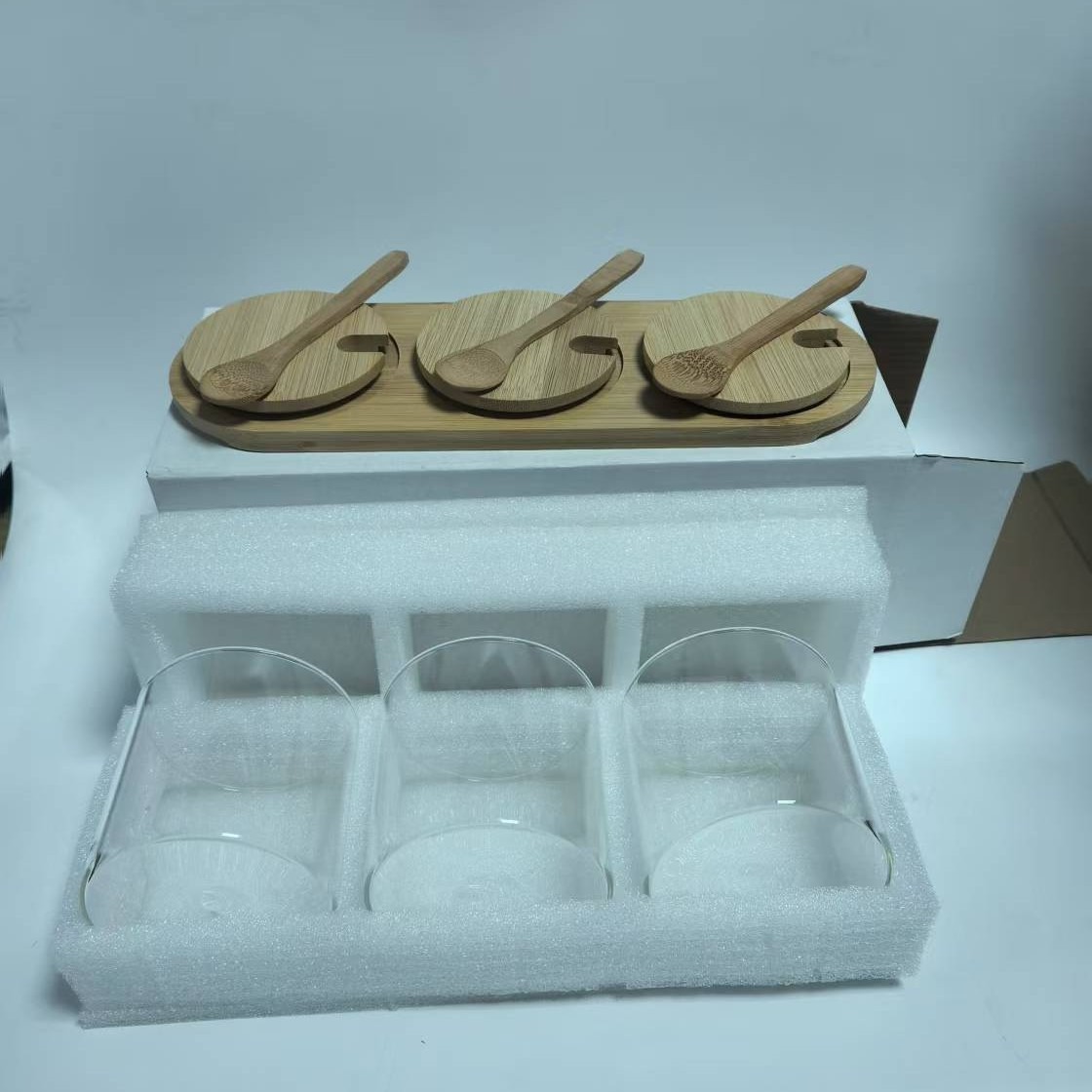 alta borosilicona vidrio condimento lata cubierta de madera de bambú con cuchara condimento lata cocina doméstica almacenamiento condimento lata spot