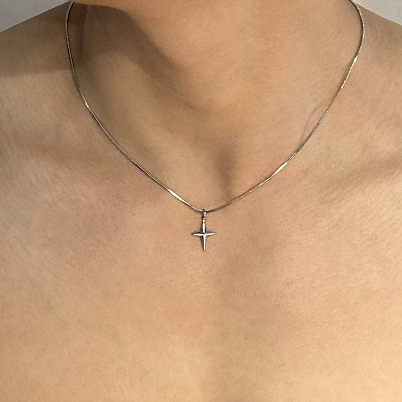 Collier croix avec pendentif étoile pour homme, chaîne serpent simple, style minimaliste et tendance._voghion.com