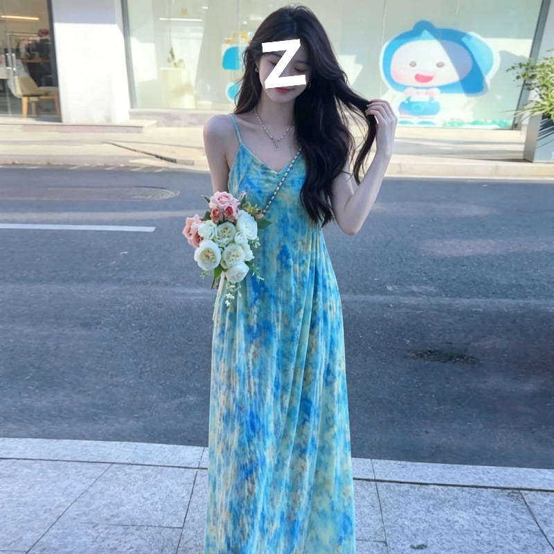 French-style blue floral print strap dress for women, summer 2026 new model, extremely beautiful for seaside vacations and beach wear