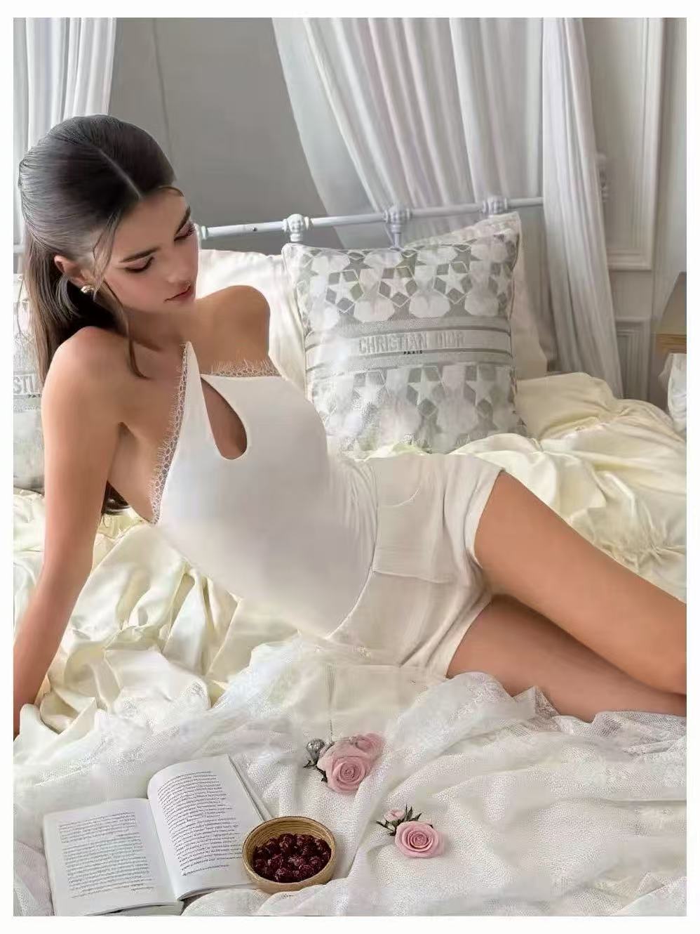 Diseño de nicho tailandés Curv * sexy hueco de hombro inclinado temperamento de diseño universal delgado camisole ins