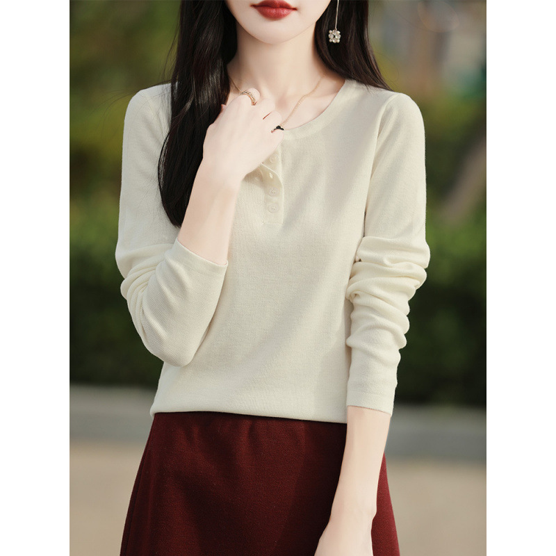 Woolen elegant base body-friendly sweater with a round collar
