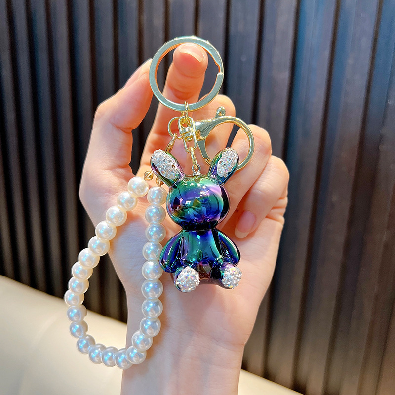 Cadena de perlas con incrustaciones de diamantes llavero de conejo bolso de muñeca colorido colgante llavero de coche máquina de muñecas regalo al por mayor