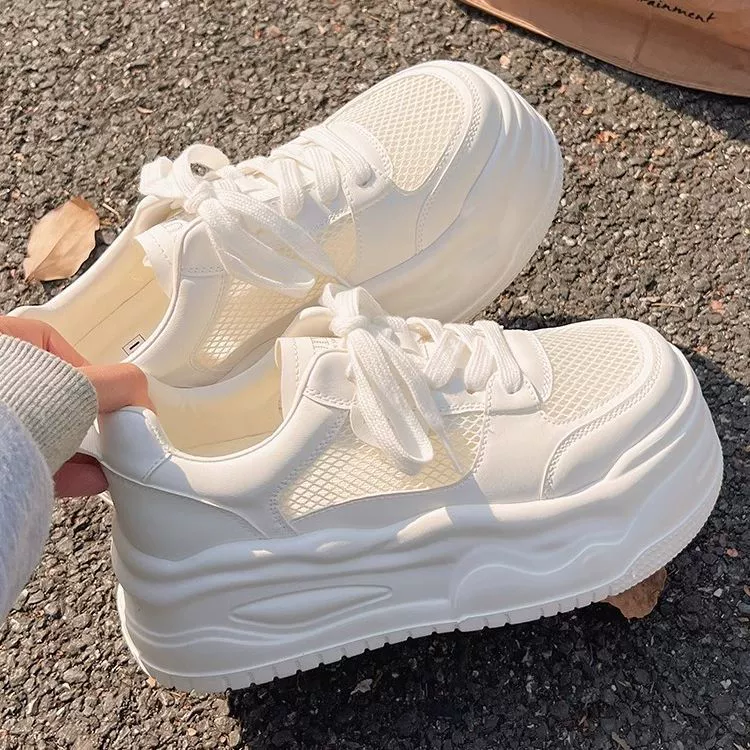2025 летние и осенние новые белые туфли на толстой подошве для женщин, универсальные шикарные туфли с юбками, дышащие и легкие кроссовки для женщин