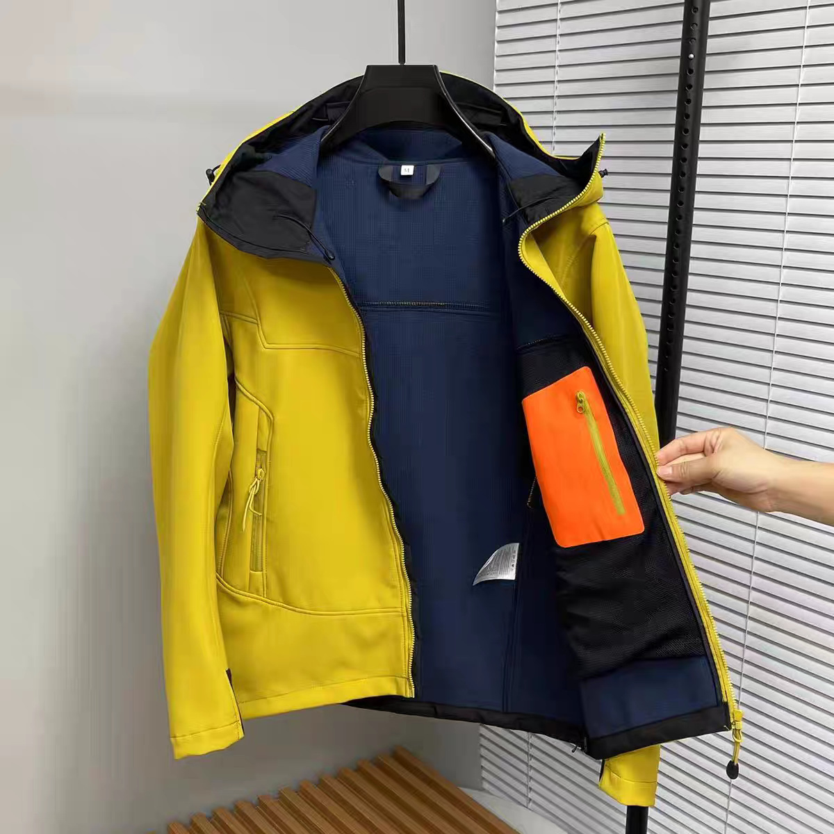 鳥の家の同じタイプの柔らかい殻の突撃服の男女秋冬の防風防水とベルベットの柔らかい殻の服の片面の絨毯のコートの卸売り