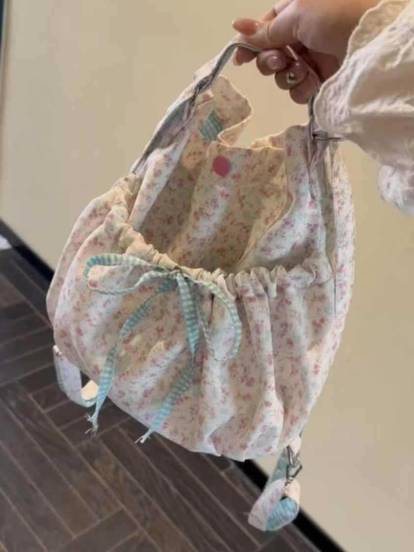 Rucksack mit rosa Blumenschleife, speziell für Frauen entworfen, neuer koreanischer Stil für Herbst/Winter 2025, große, plissierte Umhängetasche für den Weg zur Arbeit._voghion.com