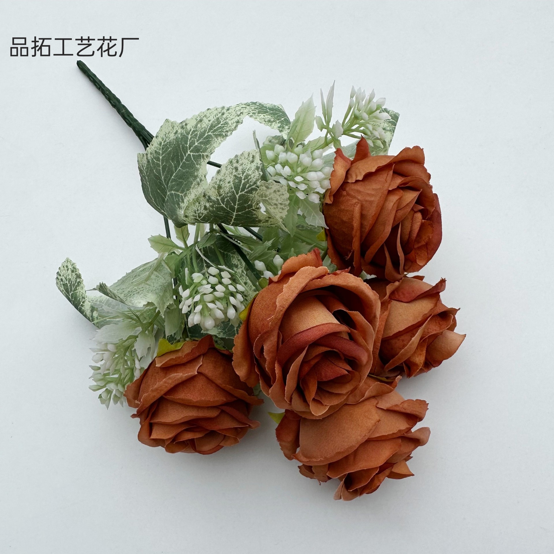 진한 커피색