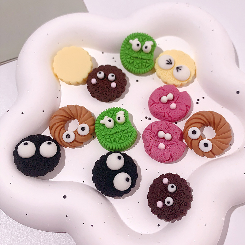 Caricatura extraña emoji galletas accesorios de resina DIY pegamento crema caja de teléfono móvil botón de zapato joyería parches galletas de carbón