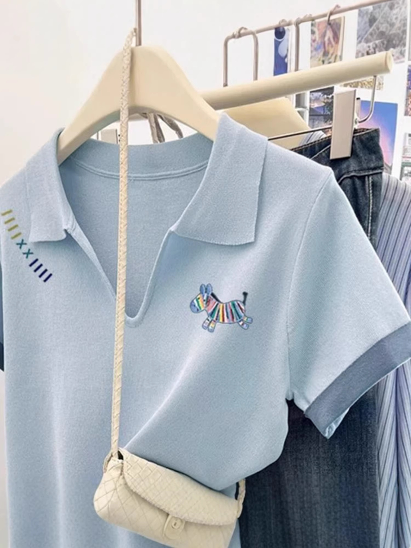 Áo thun polo cổ bẻ tay ngắn nữ họa tiết ngựa in màu — màu xanh nhạt