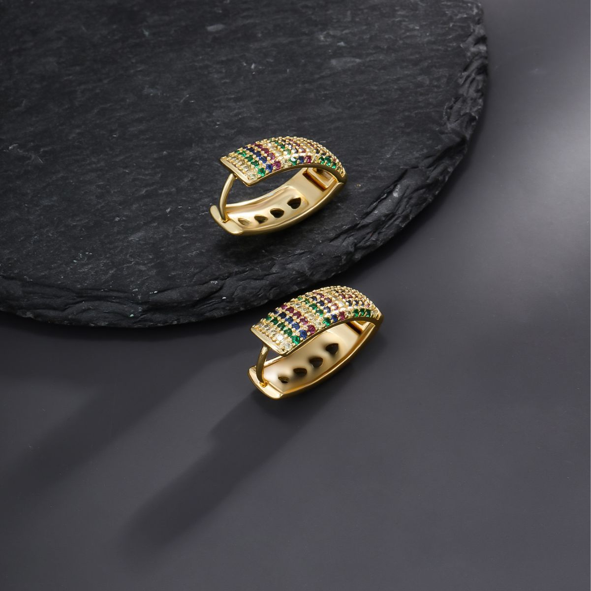 Joyería Xuking colorido micro con incrustaciones de circonio joya artificial en forma de V pendientes de temperamento pendientes al por mayor pendientes de moda europea y americana