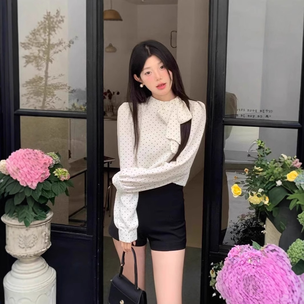 Spring base shirt with bow