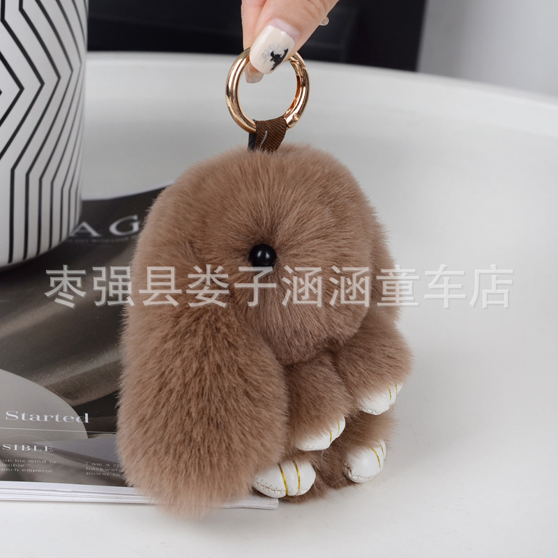 萌えウサギは死んだウサギのストラップを装っています。