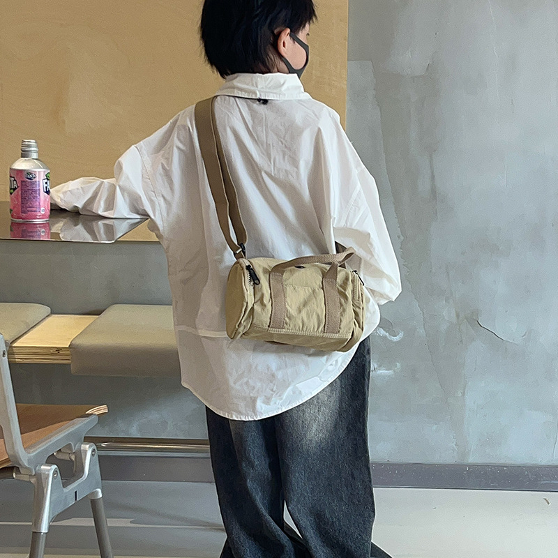 Bolso de hombro para niños y niñas de estilo coreano, color de contraste de moda, bolso de tubo portátil para bebé simple casual, nuevo bolso de almohada para niños