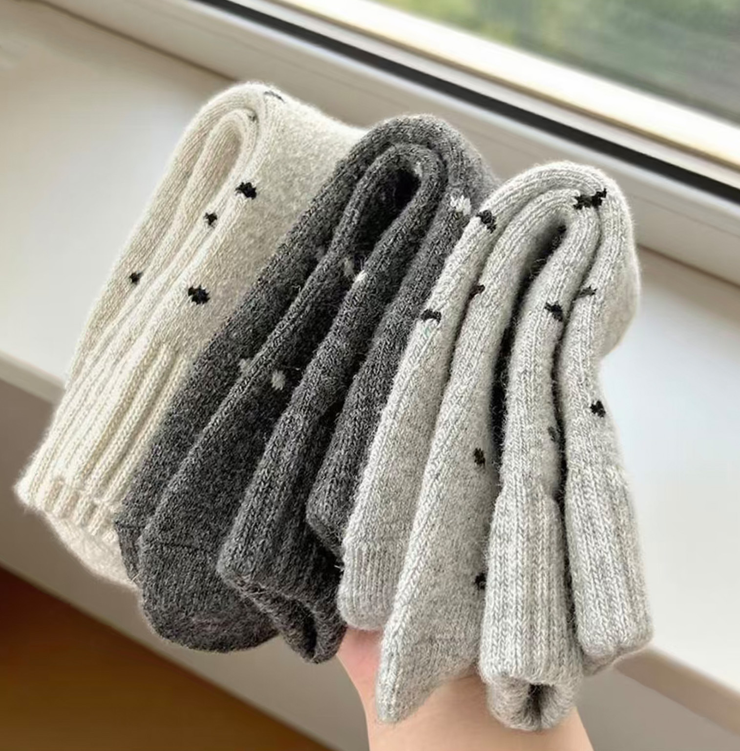 Calcetines de mujer caliente otoño y invierno más veludo engrosado nuevo punto de onda bucle tubo medio lindo versátil retro calcetines de pila