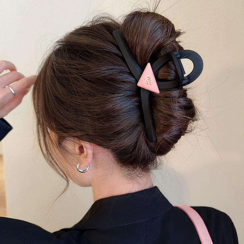 女性用のキュートでかわいいクマのヘアクリップ、2025年の新しいハイエンドのサメのヘアクリップ、後頭部のヘアクリップ、ヘアクリップ|undefined