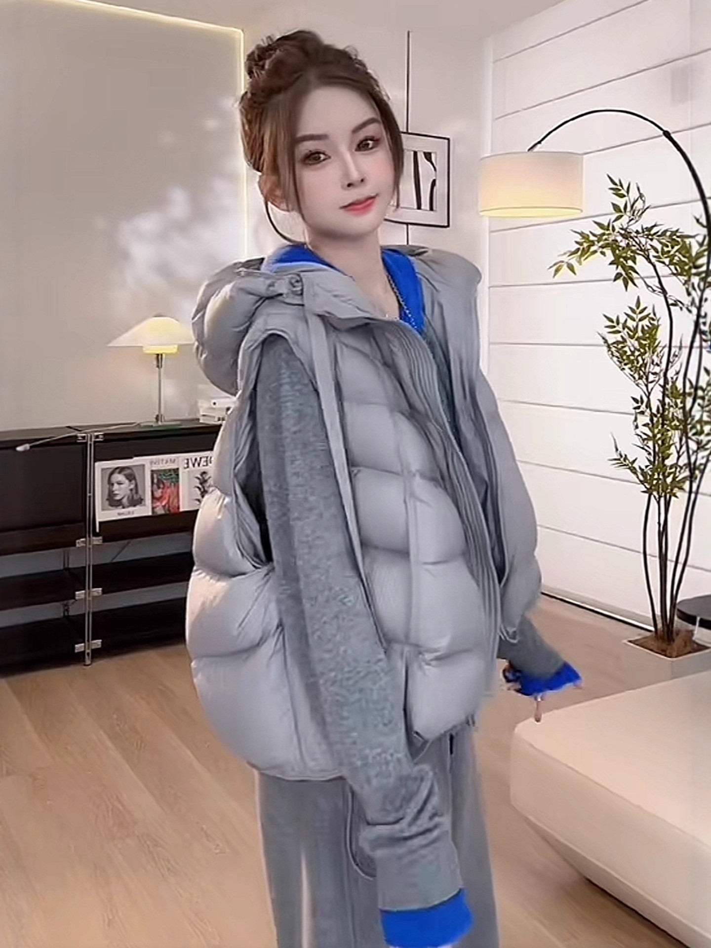 Explosión encapuchada alta sensación de chaleco de pluma blanca para mujeres 2025 otoño y invierno popular chaqueta corta sin mangas