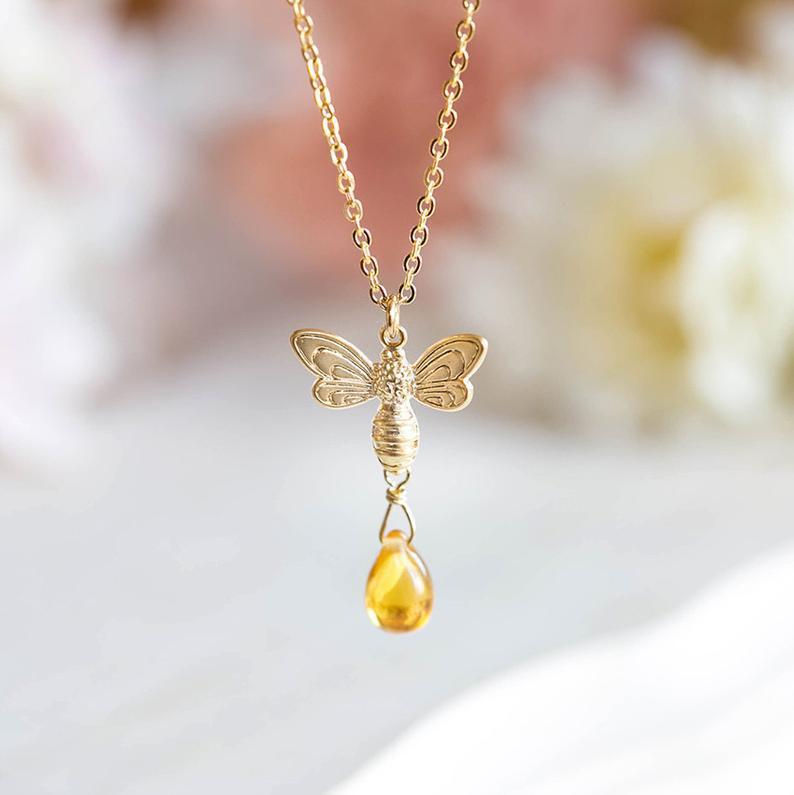 fashionable elegant three dimensional necklace