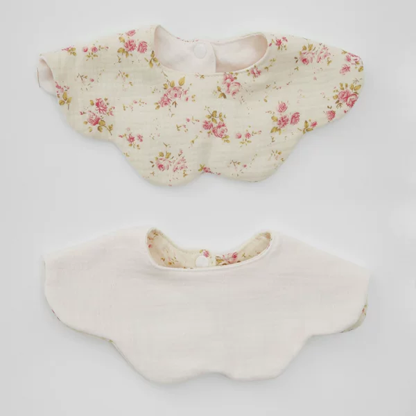 Double-sided eating bib, face blush