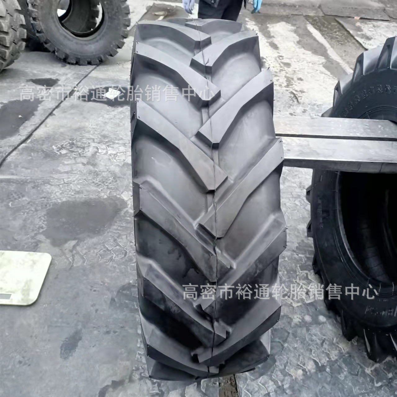农用拖拉机收割机轮胎15.5/80-24 伸缩臂叉车胎15-24 人字真空胎