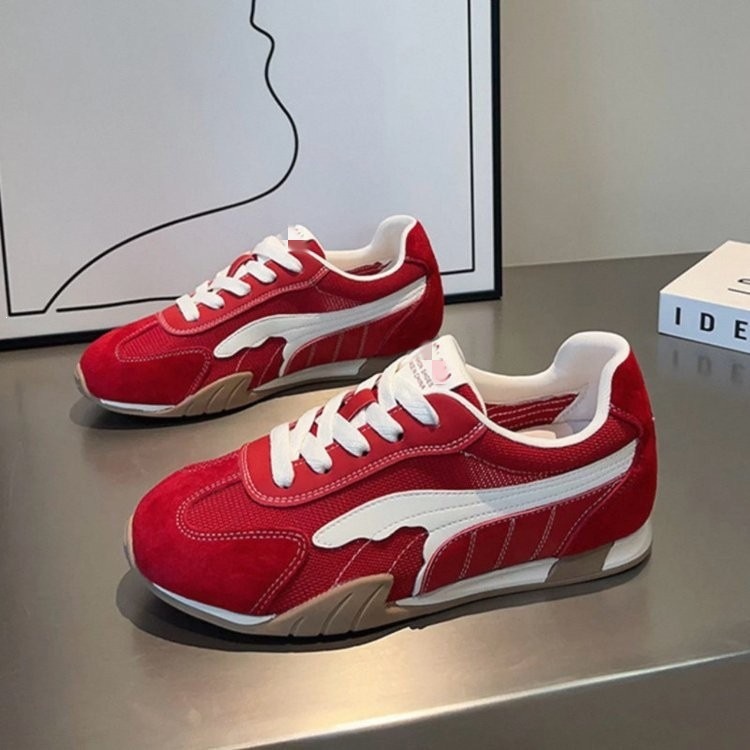 Zapatos de entrenamiento retrógrados de malla para mujeres 2026 verano nuevo transpirable ligero suave con una sola gruesa mostrando pies pequeños zapatos deportivos casuales