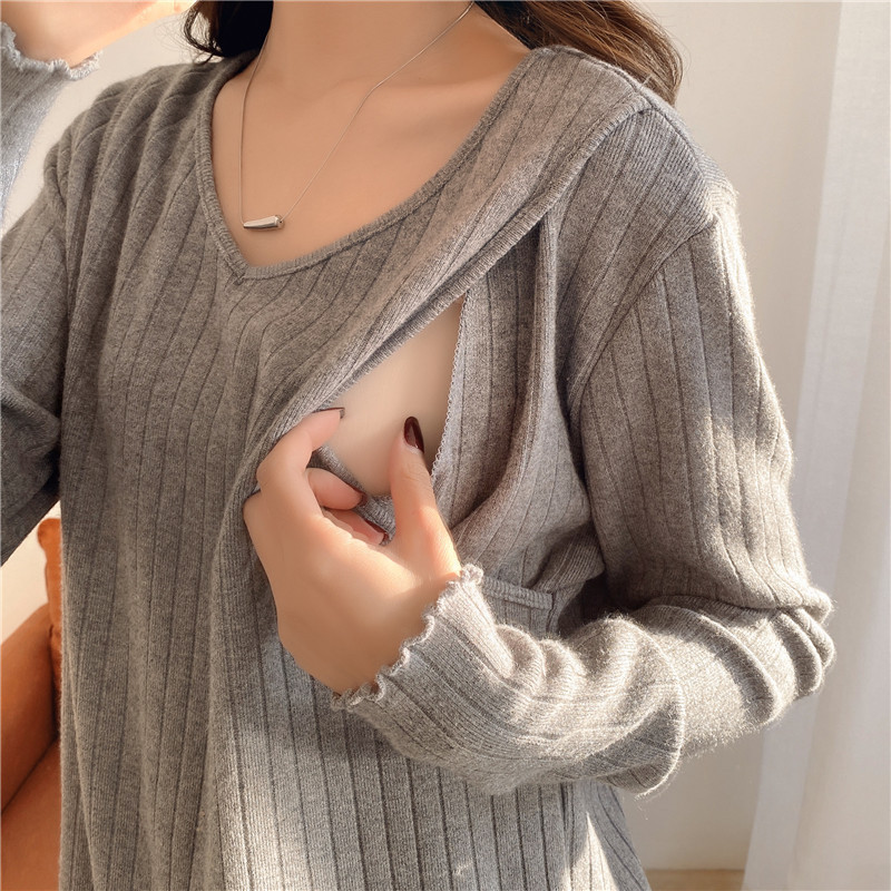 授乳用の底のシャツの産後の乳の服の中でvネックの上着を掛けます。|undefined