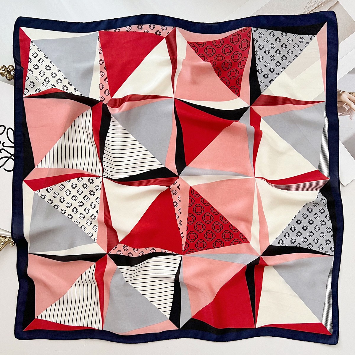 F1-A2A60029-1 # 기하학적 스티칭-레드