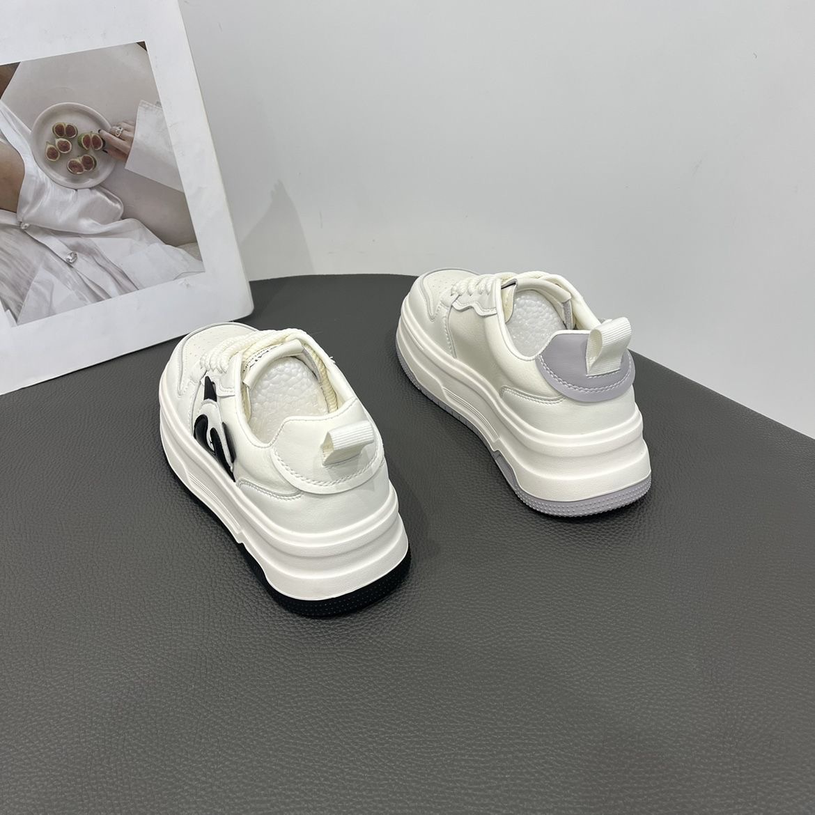 Zapatillas blancas de suela gruesa con punta redonda estilo panda, primavera 2025, nuevas, elegantes y gruesas, informales, para estudiantes, para el campus.