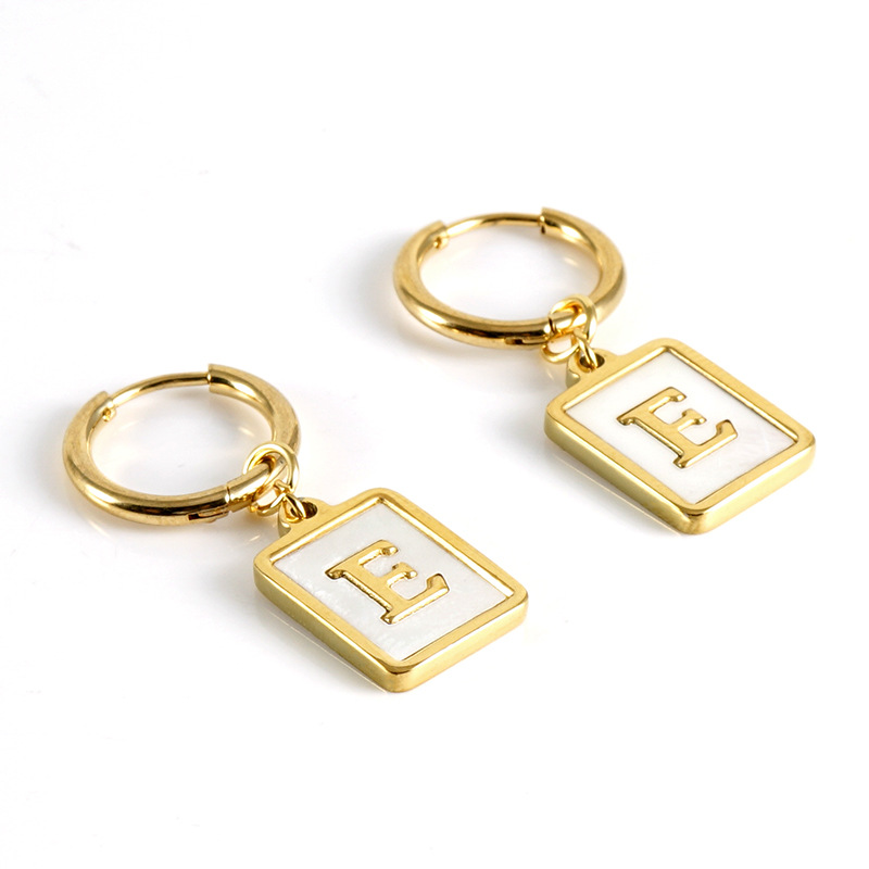 Cross-border ins estilo pendientes de letras de concha de acero inoxidable hembra 18K pendientes de acero de titanio de oro 26 letras pendientes cuadrados hembra