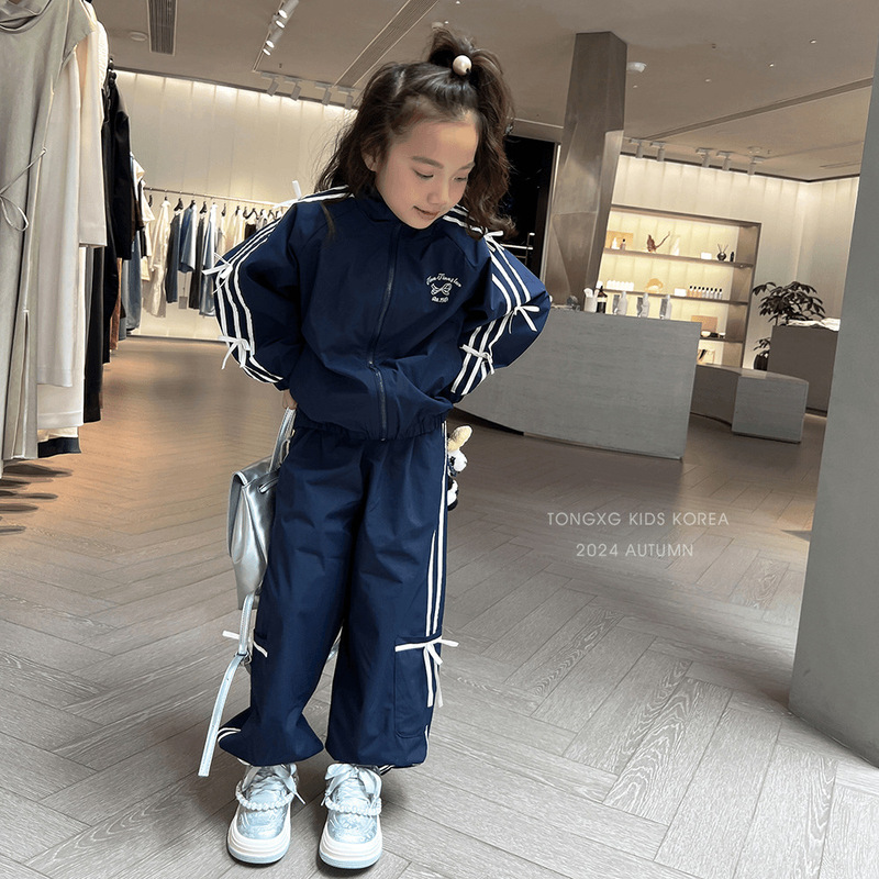 ネットの赤い女の子の韓国版のスーツの中で大きい子供の春秋の新型の洋気の蝶結びのカーディガンのコートのストライプのズボンの2つのセット|undefined