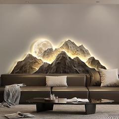 背には山の客間の装飾画があります。