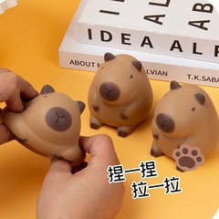 小紅の本の同じ種類のカピバラは小麦粉の動物をつまんでボールを発散して神器を解凍してゆっくりと子供のおもちゃを弾きます。