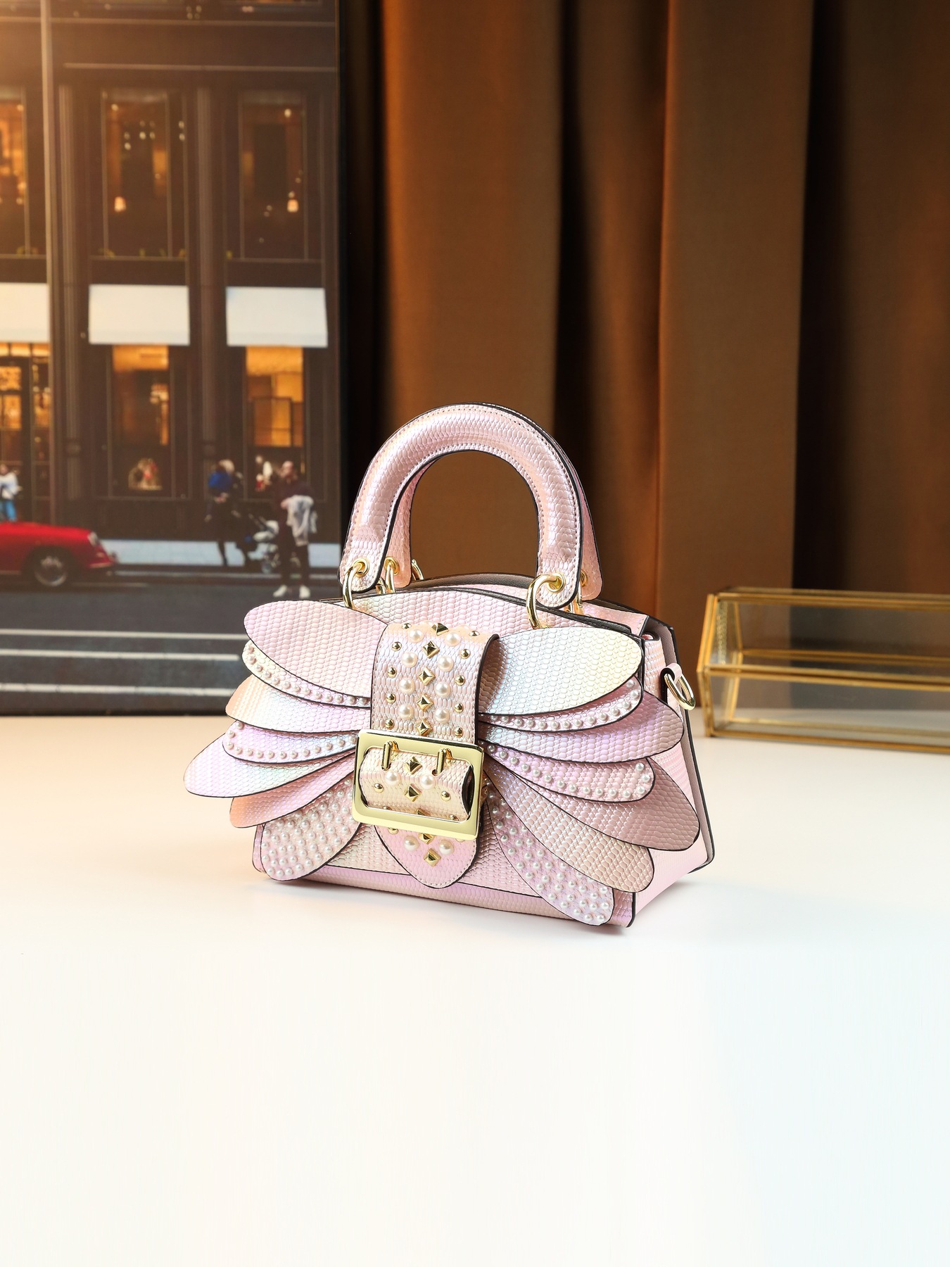 Bolsa tiracolo feminina elegante com pérolas e design de asa_voghion.com
