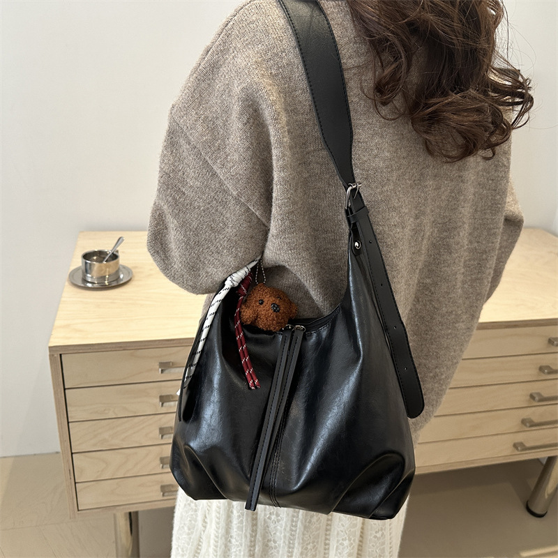 Alta sensación de viaje retro bolso de hombro de invierno 2024 nuevo bolso de mujer bolso de cuero suave brazo bolso de trabajo moda