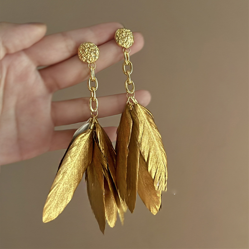 Boucles d'oreilles à pompon en plumes dorées et argentées, boucles d'oreilles rétro de niche française, boucles d'oreilles de style ethnique exotique, nouvelles boucles d'oreilles de style chinois_voghion.com