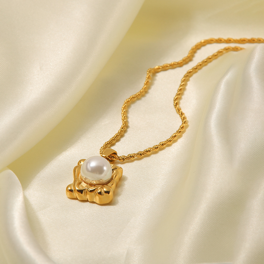 Elegant Geometrisch Rostfreier Stahl Vergoldet Künstliche Perlen Halskette Mit Anhänger display picture 3