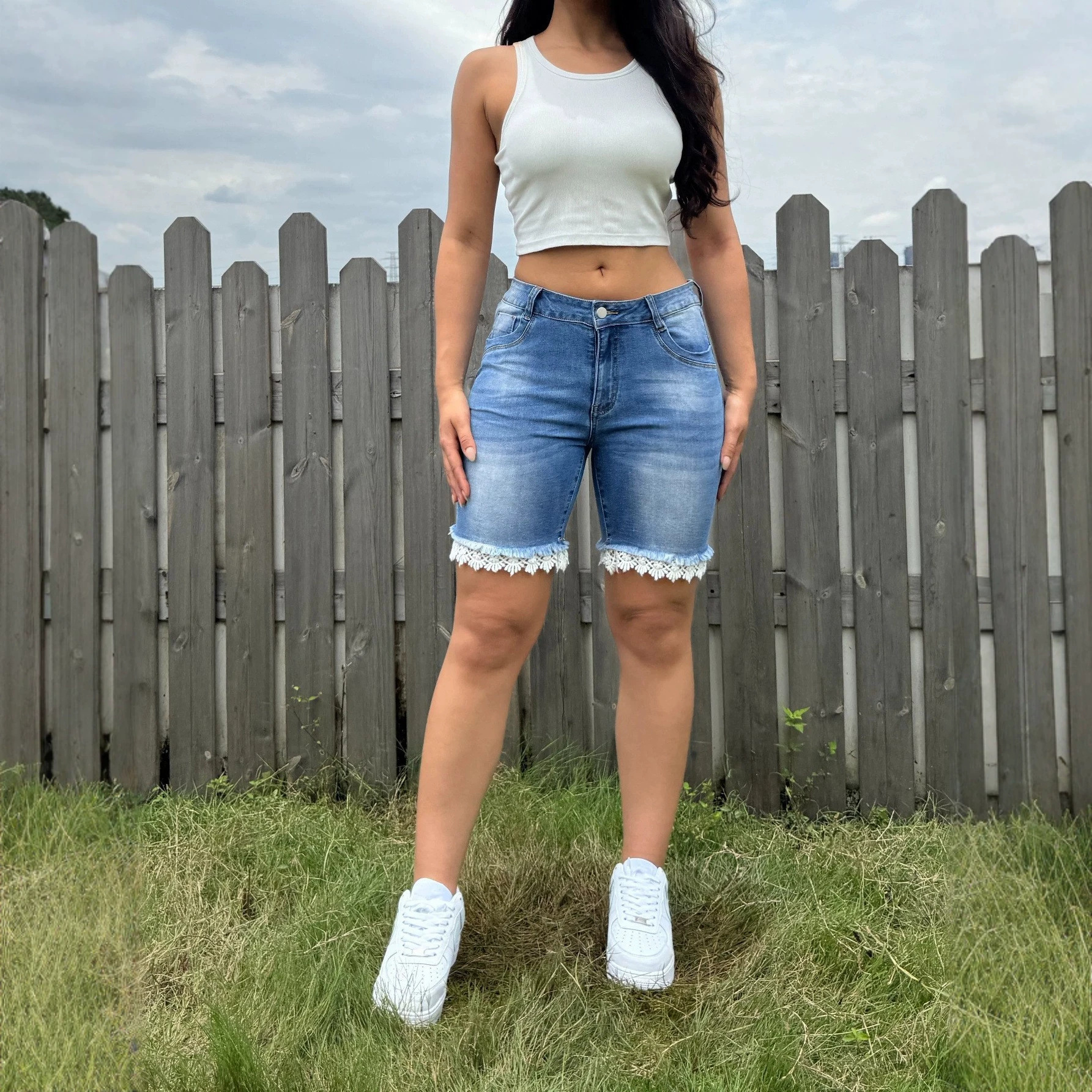 Jeans Cortos de Tiro Alto para Mujer de Mezclilla de Algodón con Encaje para Uso Casual image 4