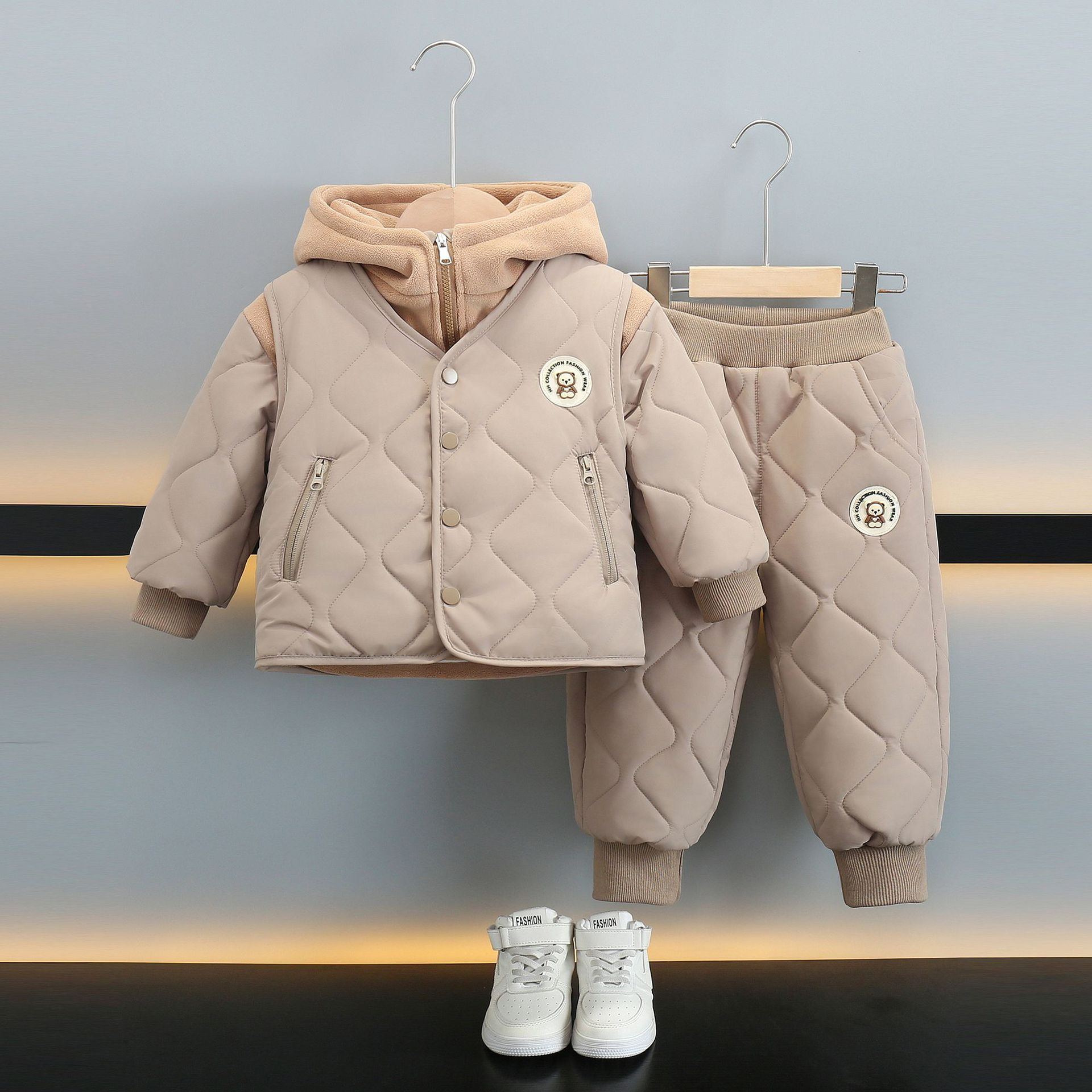 6753 Traje de chaleco para niños Ropa de otoño e invierno 2025 Nuevos niños más terciopelo engrosamiento Chaqueta de algodón de invierno coreana de tres piezas