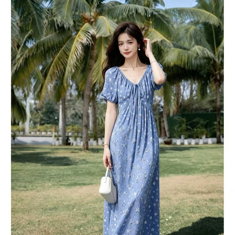 Extremely beautiful! V-neck silk high-waisted floral print long dress that enhances complexion, suitable for vacation, in denim color Extremely beautiful! V-neck silk high-waisted floral print long dress that enhances complexion, suitable for vacation, in denim color