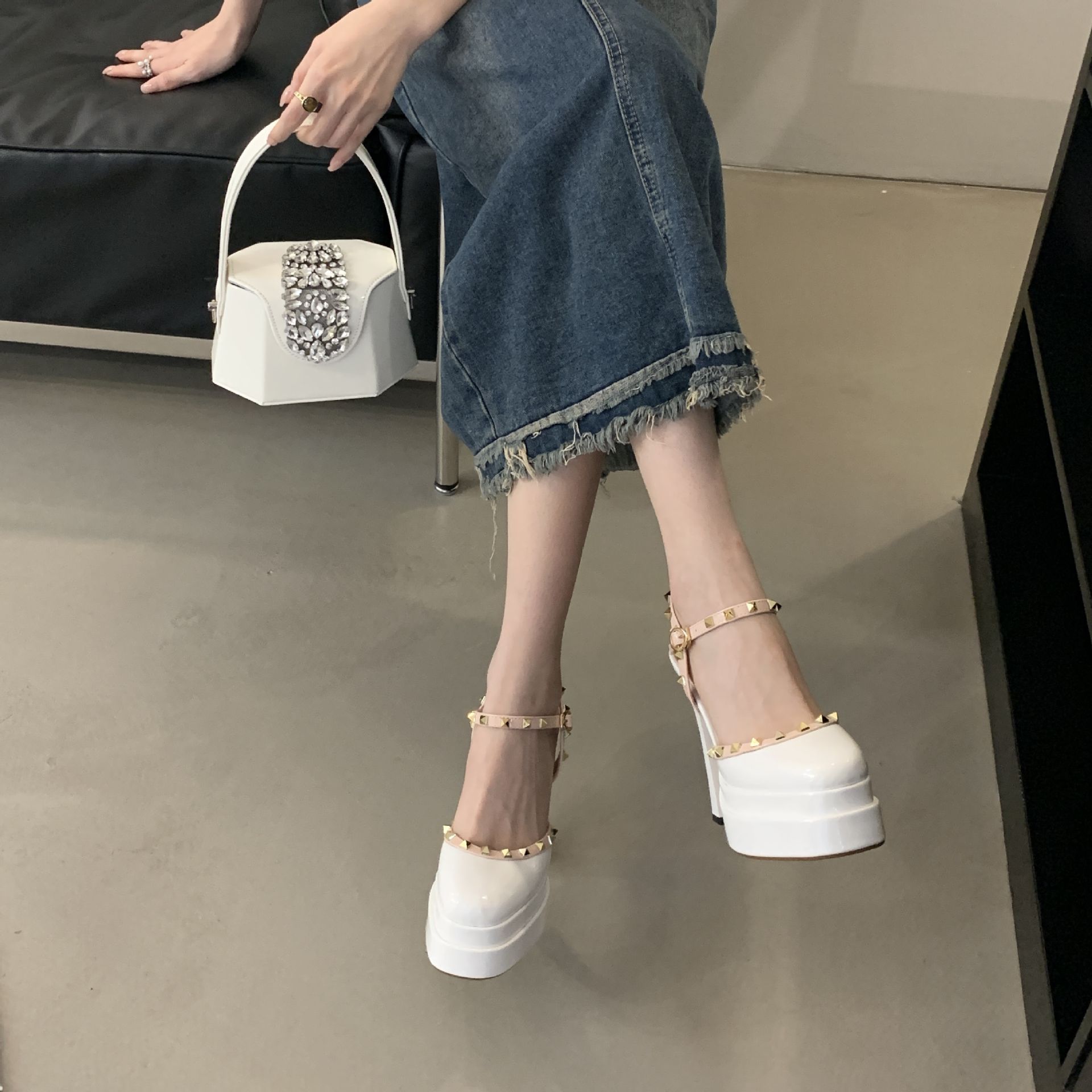 Dép nữ bít mũi đế dày gót siêu cao khóa ngang đầu vuông đính đinh tán — Màu đen chi tiết 4